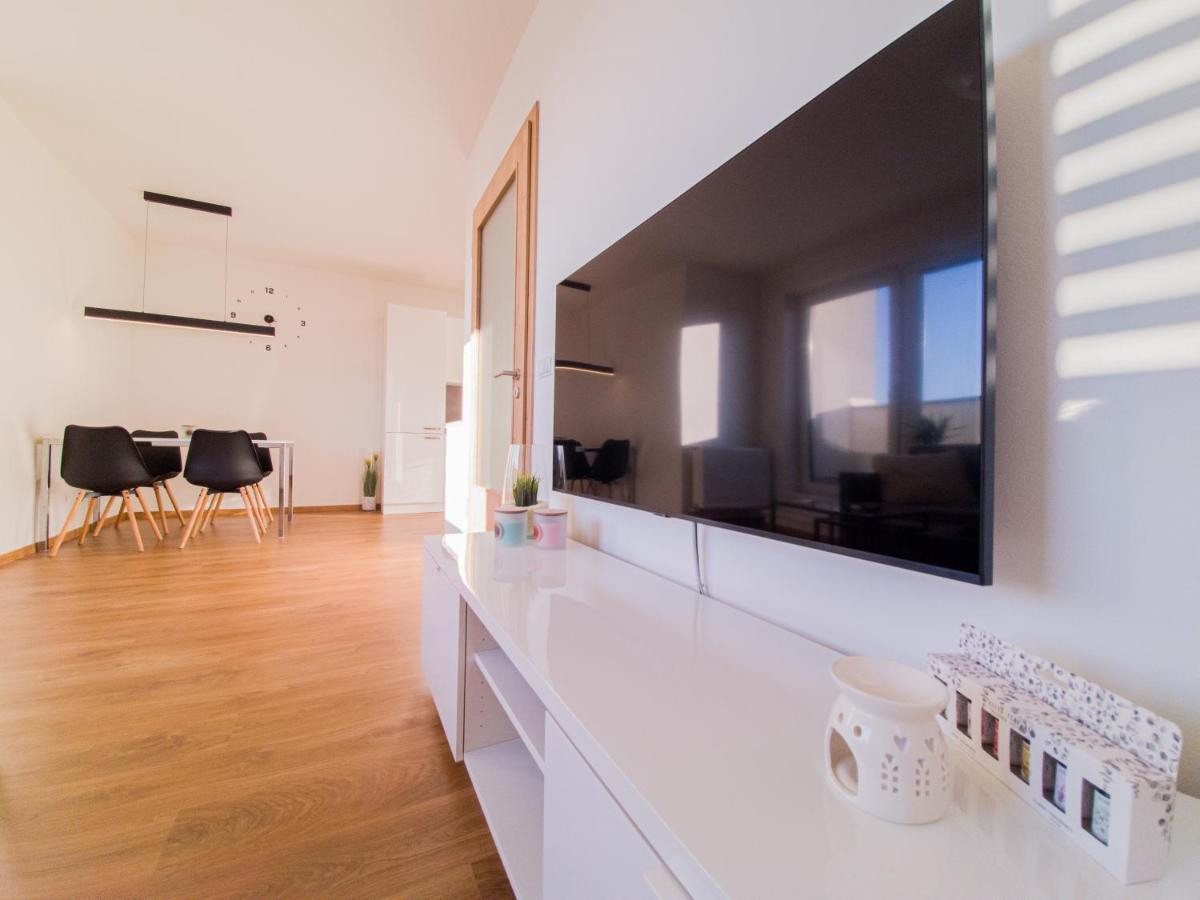 Apartmán Modern Flat With Large Terrace Hradec Králové Exteriér fotografie
